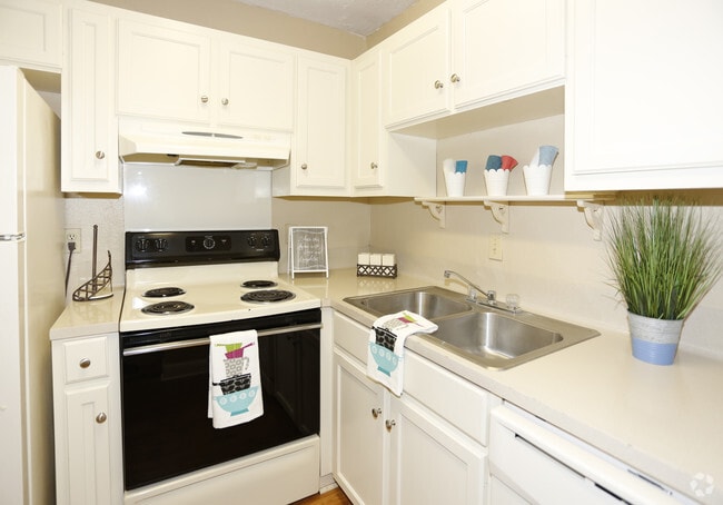 2BR/2BA -750SF - Chateau Lafayette Apartments