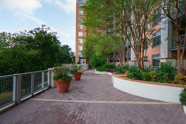 Photo - 54 Rainey St Unit 307