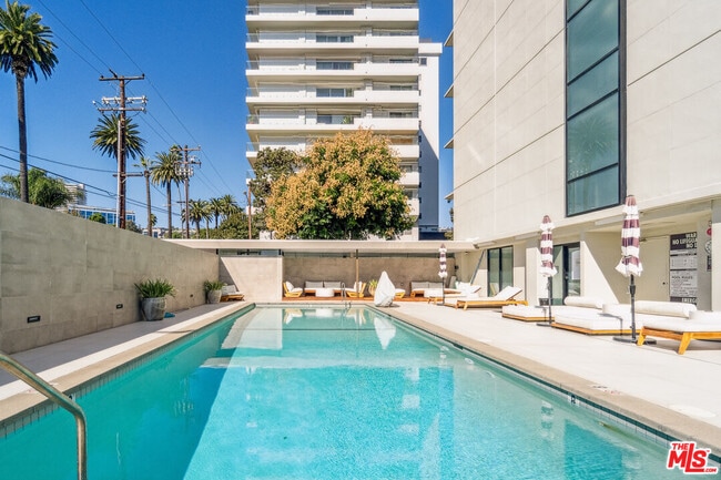 Building Photo - 818 N Doheny Dr Unit 205