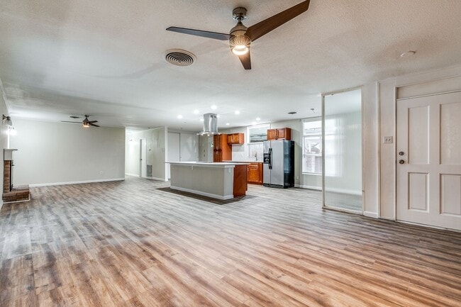 511 E Hathaway Dr
