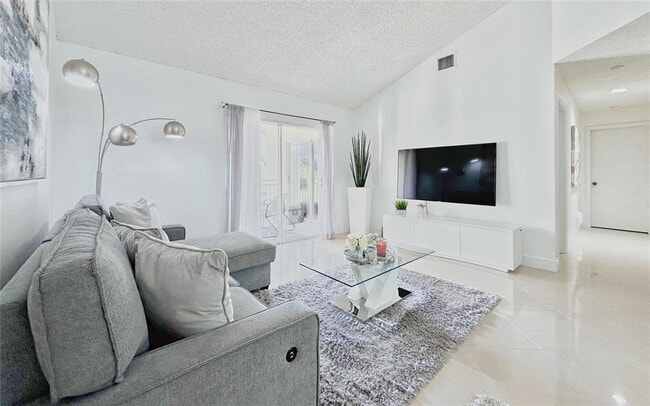 Photo - 18870 NW 57th Ave Unidad #305