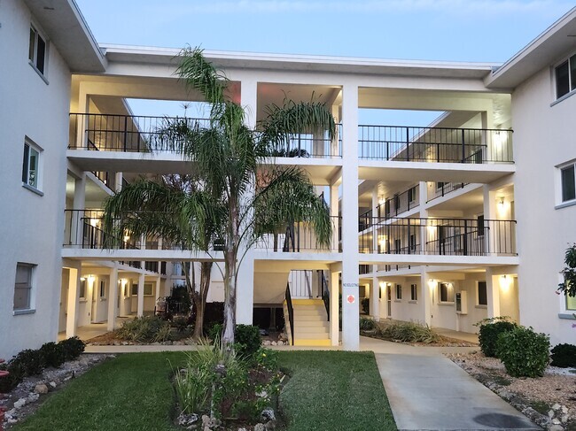 Building Photo - 708 Tamiami Trl S Unit Holiday Condos