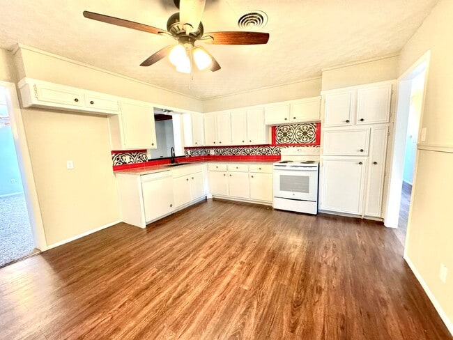 Photo - Beautiful Home right next to Hobby Lobby and Remington Park! Self Showing