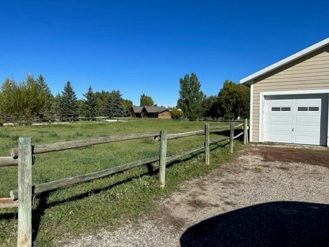 Photo - 2 bed, 2 bath, detached heated shop, great...