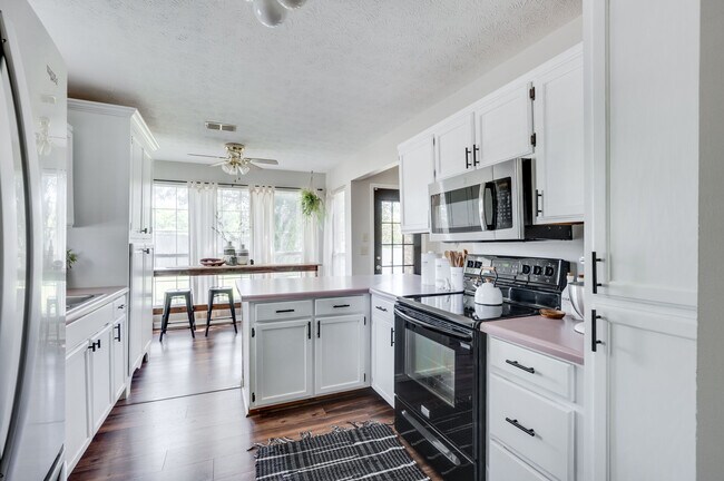 kitchen - 601 Hardin Shire Dr