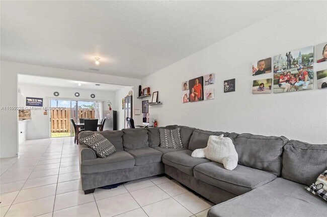 Photo - 389 NE 5th Pl