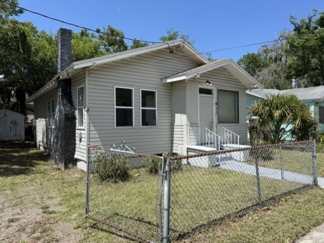 Building Photo - Charming Rental Property with Modern Upgrades and Convenient Location!