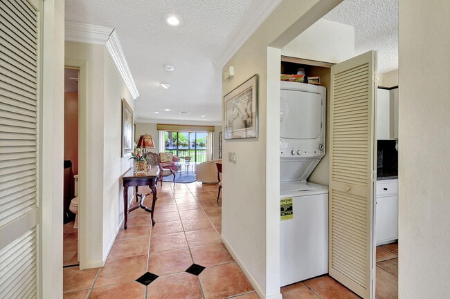 Photo - 3 Stratford Dr Unit H