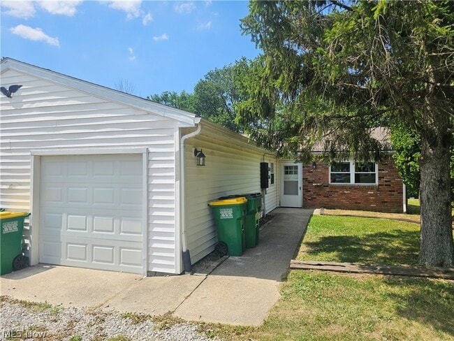 Building Photo - 14742 Hillcrest Ave