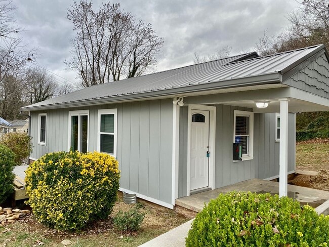 Building Photo - West AVL - Remodeled and Ready!
