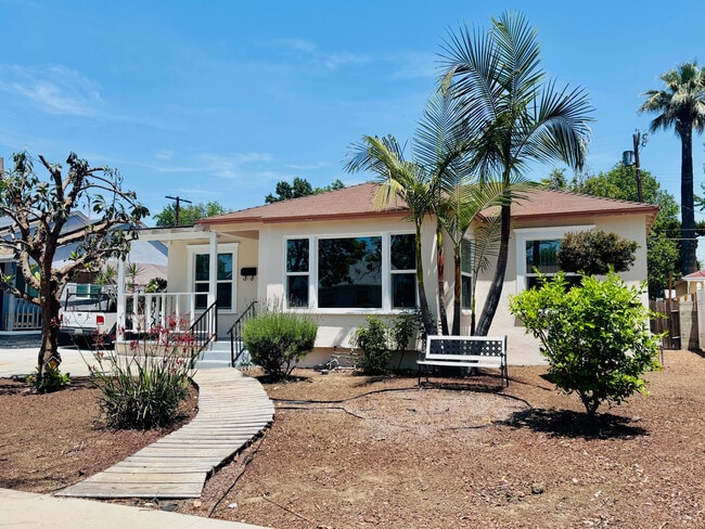 Photo - 6533 Balcom Ave Casa