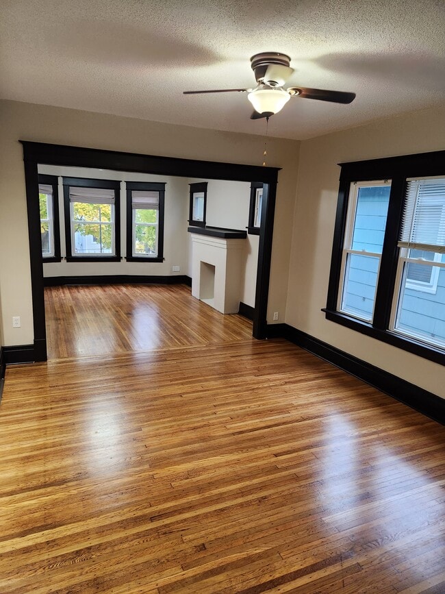 Building Photo - 17 Meriden St Unit Upper Flat