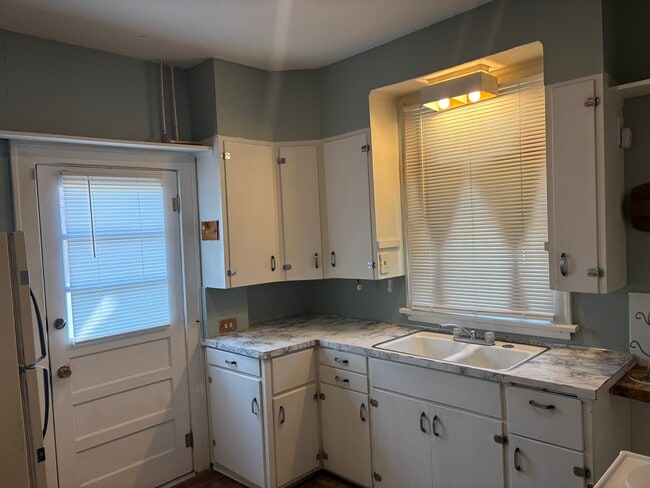 Building Photo - 301 N Pacific St Unit #2 Rental