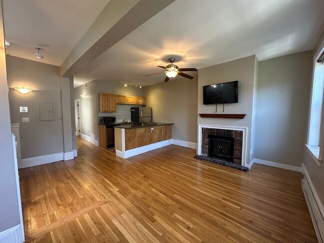 Building Photo - 44 Grove St Unit 4 Rental