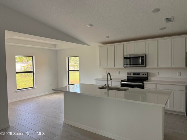 Photo - 792 Geary St SW
