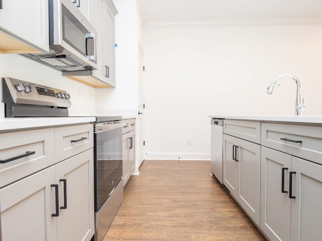 Photo - 637 Cottage Grv Cir