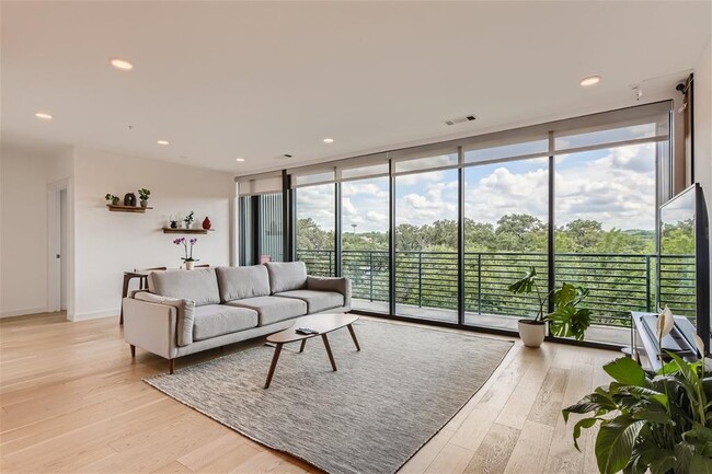 Building Photo - 900 S 1st St Unit 421