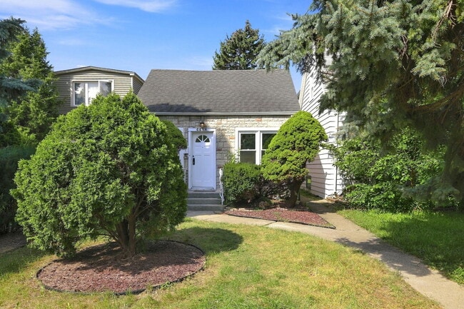 Building Photo - 4438 N Narragansett Ave