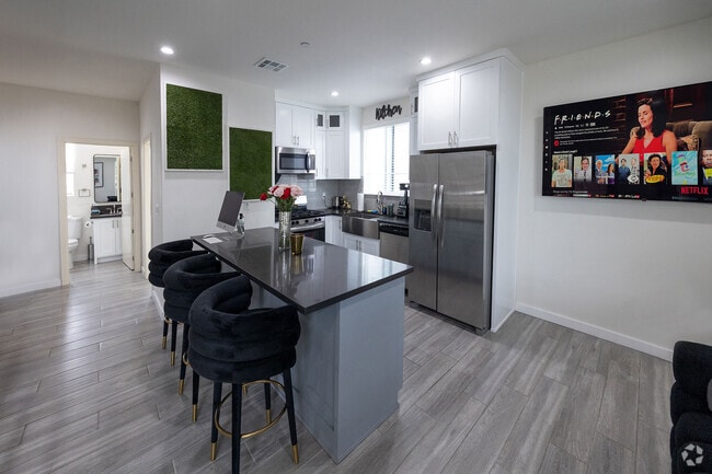 Building Photo - 1128 W 39th St Rental