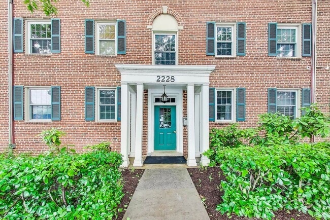 Building Photo - Convenient and Stylish 2-bedroom close to ... Rental