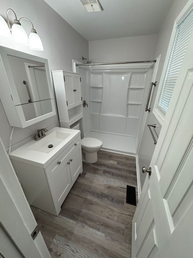 Photo - 3 bed & 2 bath in Saks! $200 off first months rent!