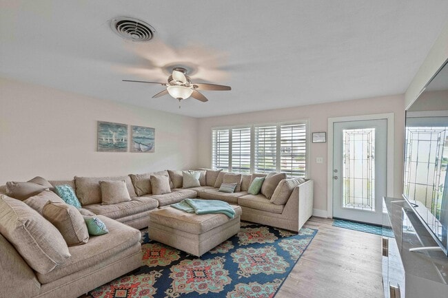 Photo - 655 Kingfish Pl
