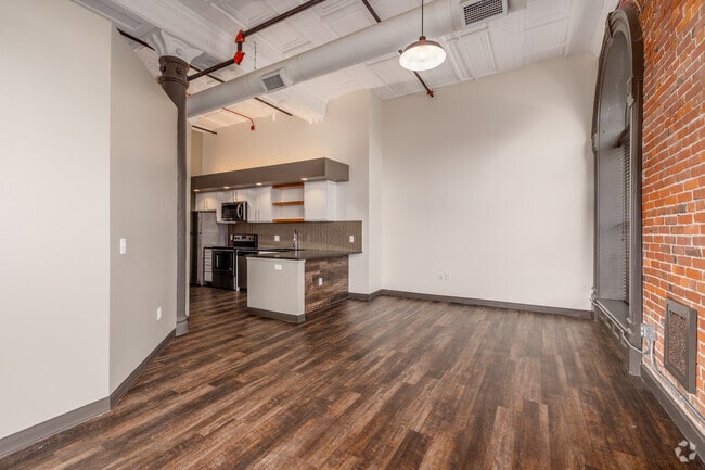 1BR, 1BA - 618SF - Living Room