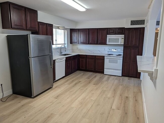 1242 W 9th St