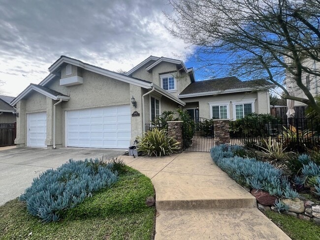 Building Photo - 15925 El Pajaro Ct