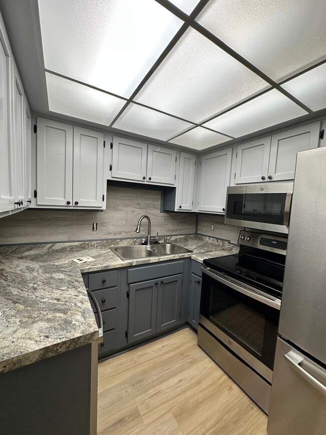 Building Photo - 1320 Moreland Dr
