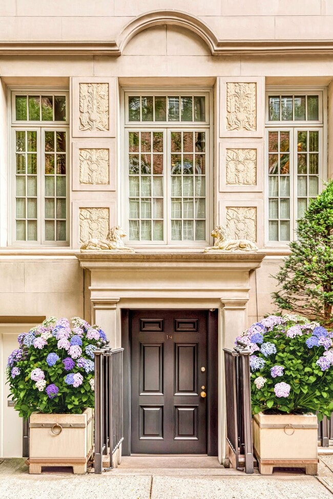 Building Photo - 19 E 92nd St