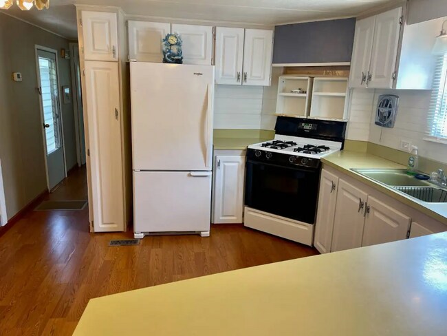 Photo - 825 W Colonial Cir