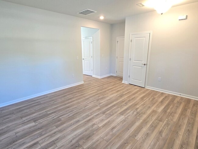 Photo - Approx 2700sqft, 5 bed / 3 bath featuring ...