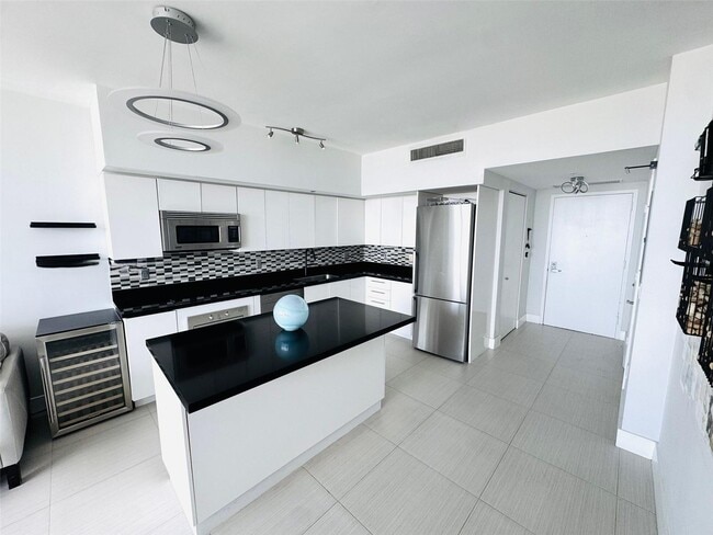 Building Photo - 92 SW 3rd St Unit 3608 Rental