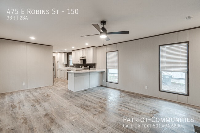 Photo - 475 E Robins St