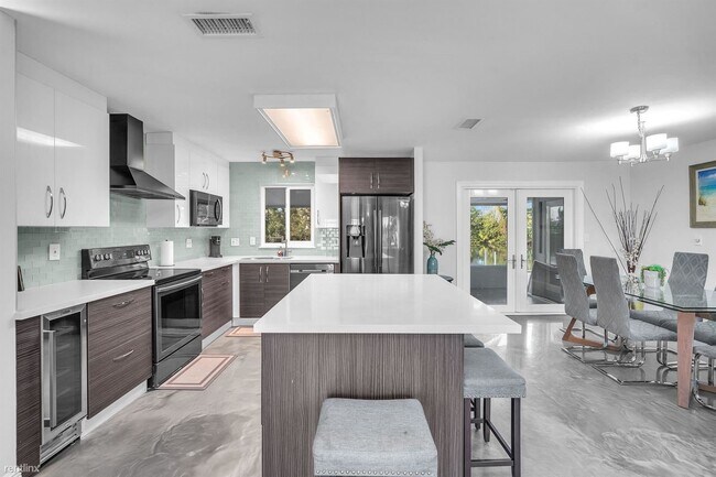 Photo - 4 br, 4 bath House - 4400 SW 37th Ave