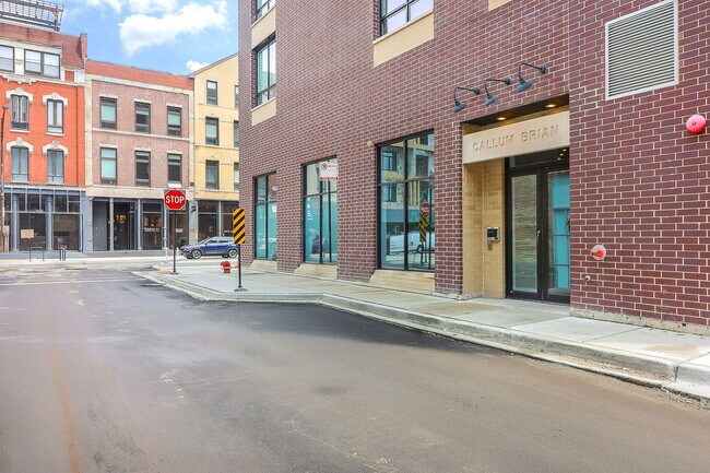 Photo - 680 N Milwaukee Ave Unidad 504 Rental