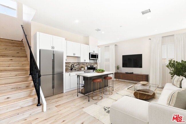 Building Photo - 16698 Moorpark St Rental
