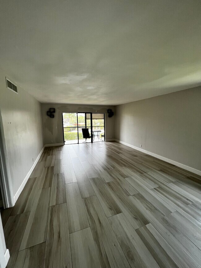 Big Living Area - 330 Racquet Club Rd Unit 204