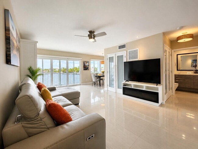Photo - 1201 S Riverside Dr Unidad 307
