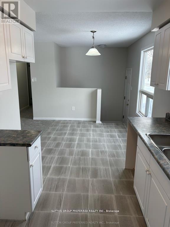 Photo - 331 Simpson Crescent