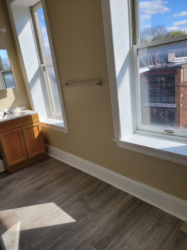 Photo - Bright Two Bedroom Apartment on Penn Ave., Wilkinsburg Unit 32