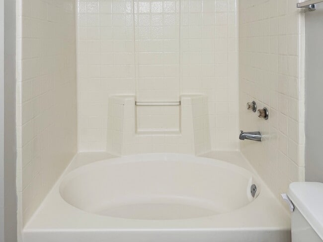 2BR,1.5BA-920 SF
