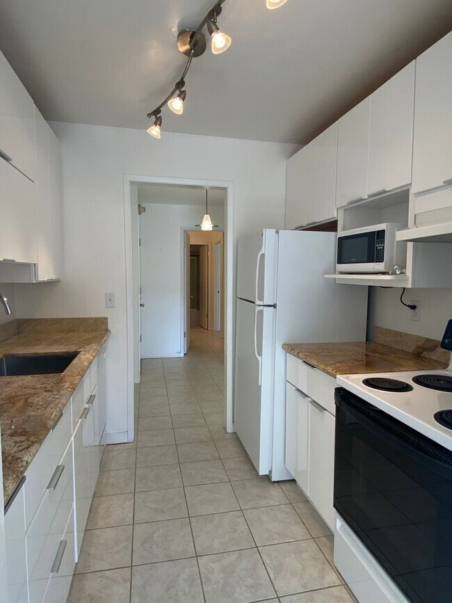 Photo - One Bedroom Condo Available in Watergate Community/Emeryville! Unit 388