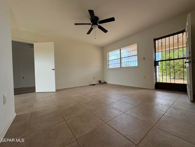 Photo - 4900 Debeers Dr