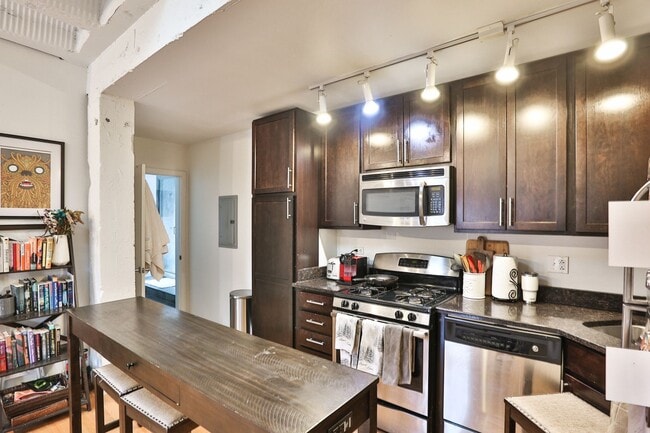 Photo - Wicker Park Huge 2 Bedroom Loft With Soaring Ceilings Unidad 2B