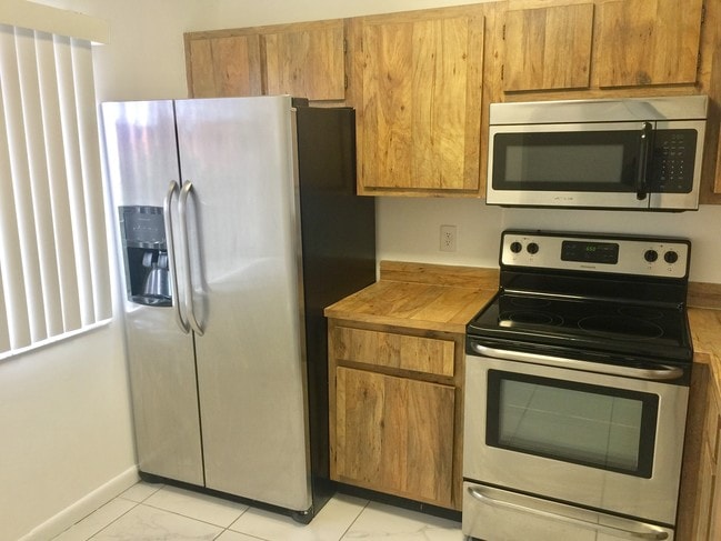 Photo - Lakeshore at University Park