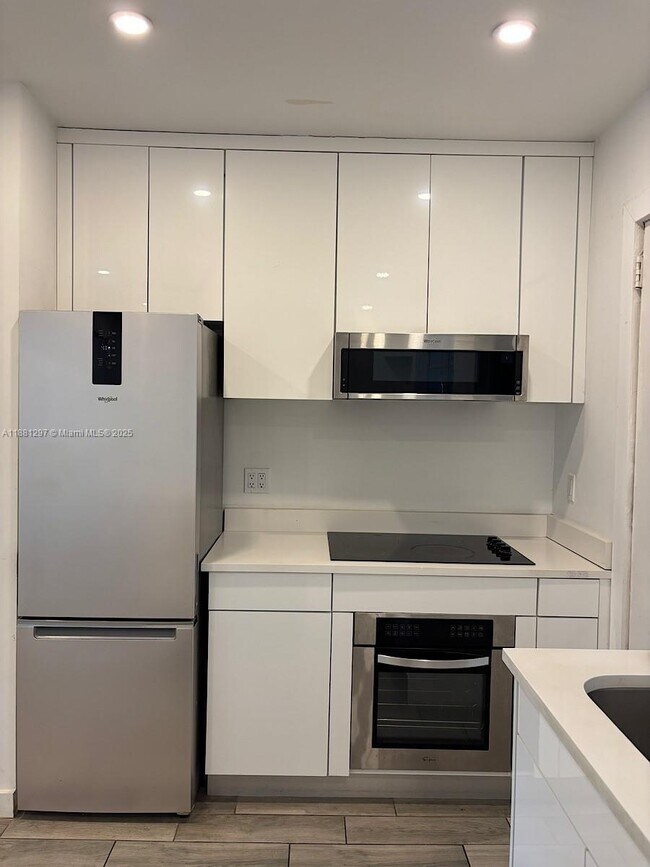 Building Photo - 1605 Lenox Ave. Unit 1605-7
