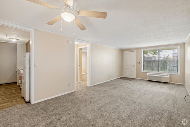 1BR, 1BA - 576SF - Living Room / Kitchen