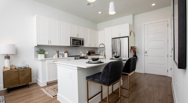 Photo - Luxe Living + $750 Gift Card Special! Unidad LTG